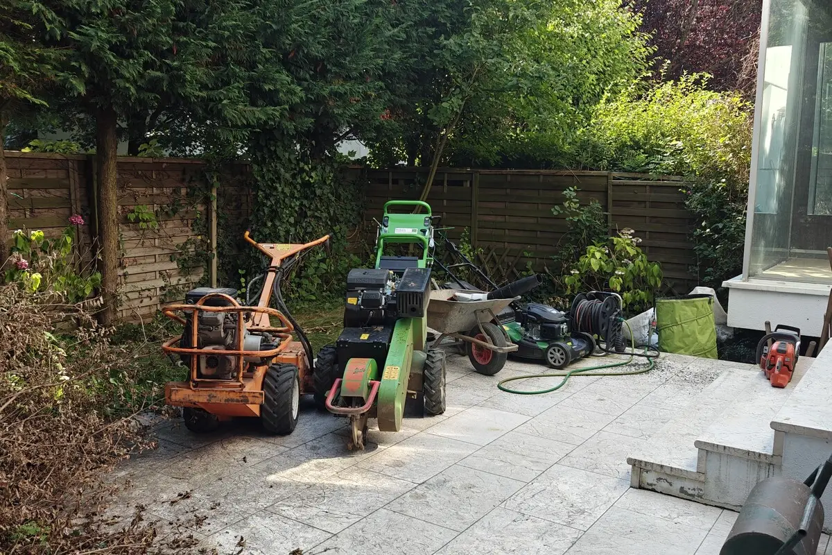 Maschinen für Rasenarbeiten im Garten – HGP Wien